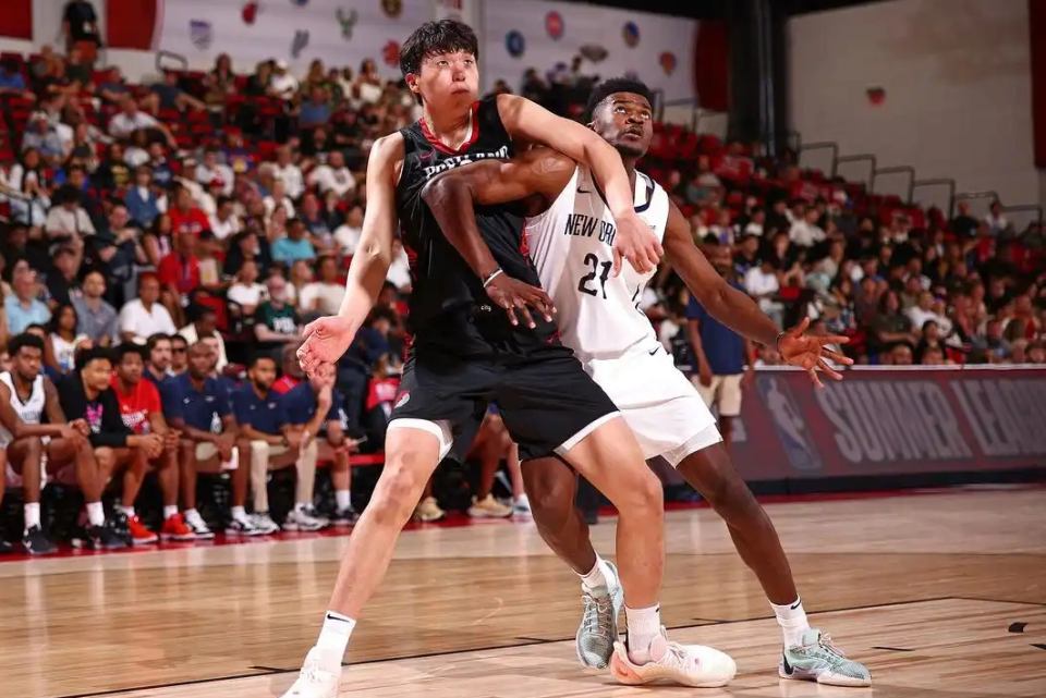 在中锋里面, 其又爱又恨, 批评 在中锋里面, 其又爱又恨, 批评